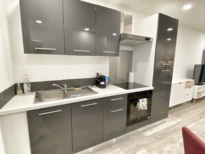 Kühlschrank, Mikrowelle, Ofen, Wasserkocher mit Kaffee-/Teezubehör