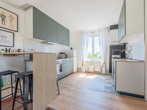 Een koelkast, een microgolfoven, een oven, een vaatwasser