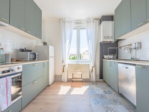 ثلاجة، ميكروويف، فرن، غسالة أطباق