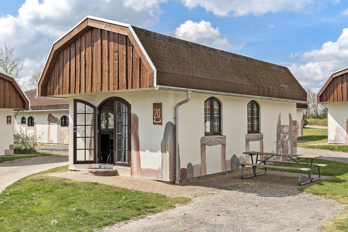 Classic Cabin | 2 bedrooms, free WiFi