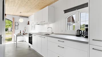 Comfort Cabin | Private kitchen | Oven, stovetop, coffee/tea maker, electric kettle