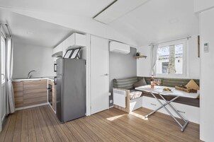 Comfort Mobile Home | Private kitchen | Oven, stovetop, coffee/tea maker, electric kettle