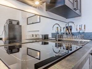 Frigorífico, microondas, horno y placa de cocina