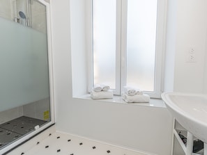 Shower, hair dryer, towels - Rock in Share - Le Vauban (Metz)