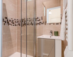 Sèche-cheveux, serviettes fournies