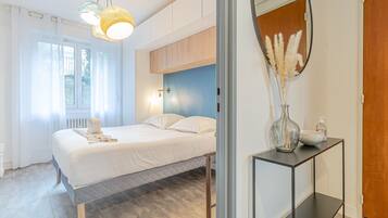 2 bedrooms, iron/ironing board, WiFi