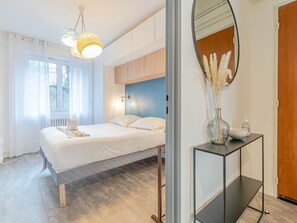 2 bedrooms, iron/ironing board, WiFi