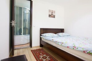 1 chambre, fer et planche à repasser