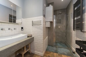 Departamento de diseñador | Baño | Regadera, secadora de cabello, toallas, jabón 