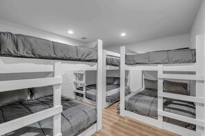 5 bedrooms, desk, WiFi, bed sheets