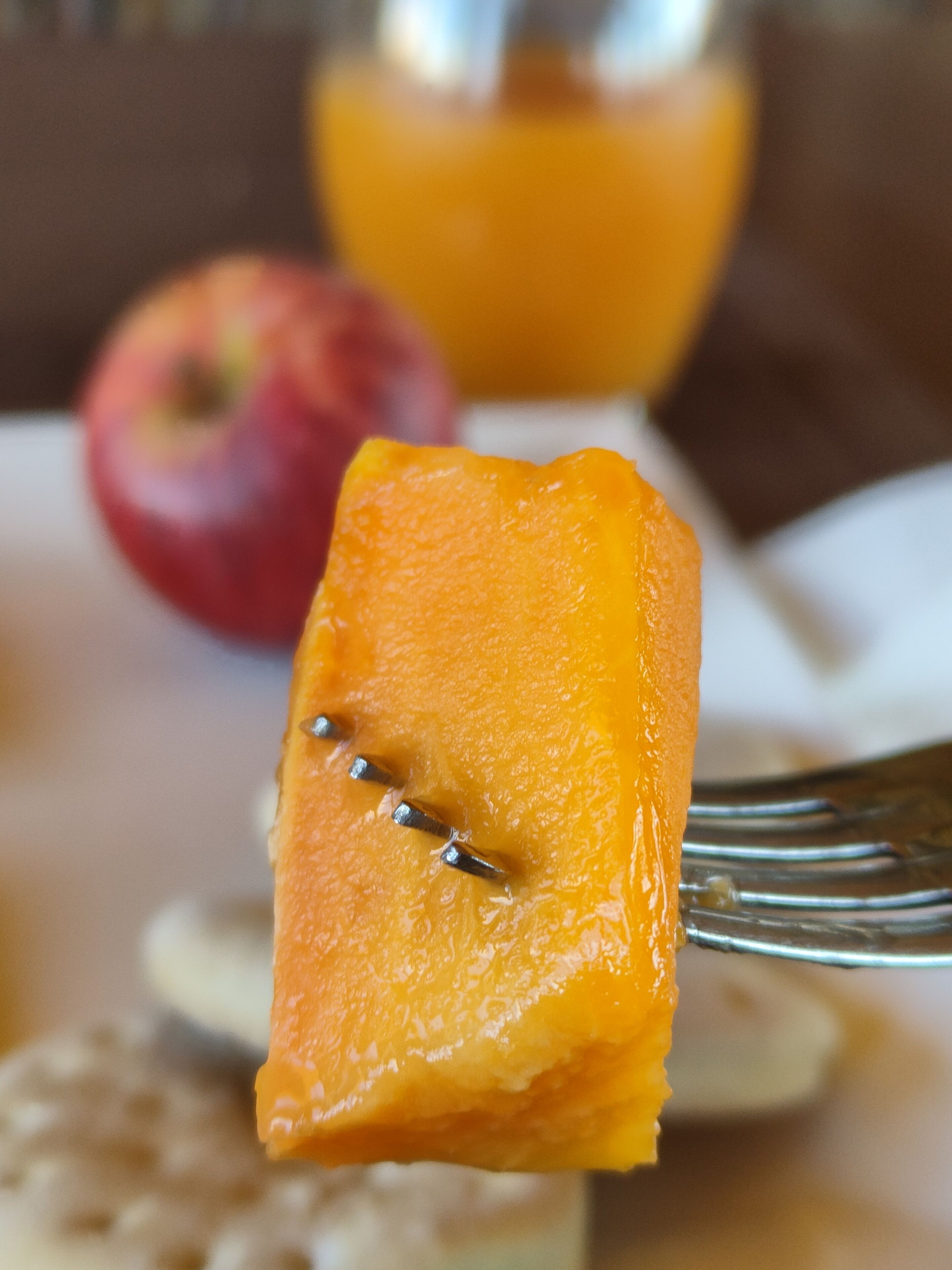 Eine Nahaufnahme eines Obststücks auf einer Gabel.