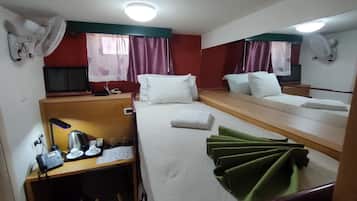 Quarto econômico, 2 quartos | 2 quartos, roupas de cama premium, frigobar, escrivaninha