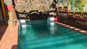 Piscina com cascata