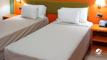 Standard tvåbäddsrum - 2 enkelsängar - icke-rökare - utsikt mot bergen | 2 sovrum, sängtillbehör av högsta kvalitet, minibar och skrivbord