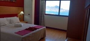 Klassieke suite, 1 queensize bed met slaapbank, niet-roken, uitzicht op zee | Luxe beddengoed, een minibar, een bureau, een laptopwerkplek