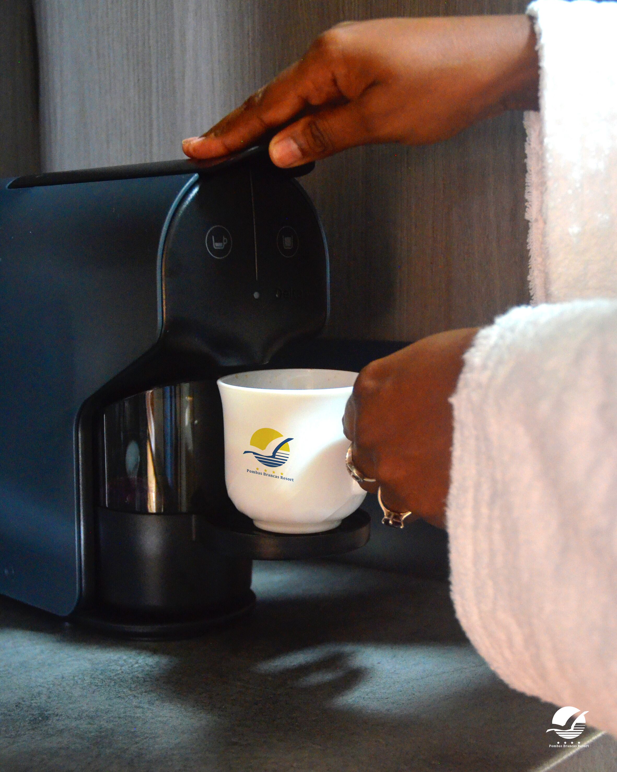 Iemand maakt koffie voor een mok.