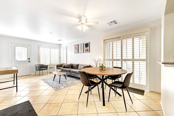 Dining - 2 BR House - 8 miles to Las Vegas Strip (Las Vegas)