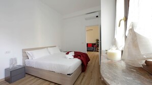 Ein modernes Schlafzimmer mit einem hölzernen Bett, einem Nachttisch und einer Marmorplatte.