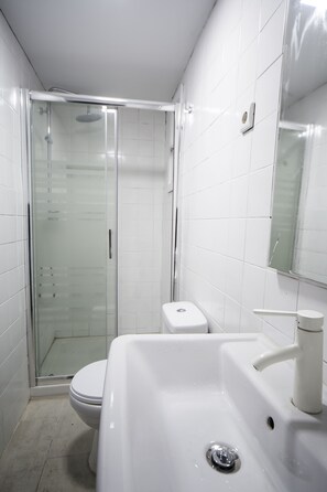 Dusche, Haartrockner, Handtücher, Seife