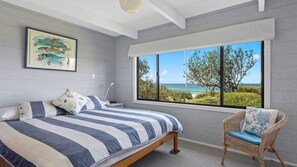 4 bedrooms, free WiFi, bed sheets - Surfside on Mollymook Beach - Golden sands and crystal clear waters at your back door (Mollymook Beach)