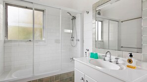 Combined shower/tub, hair dryer, towels - Surfside on Mollymook Beach - Golden sands and crystal clear waters at your back door (Mollymook Beach)