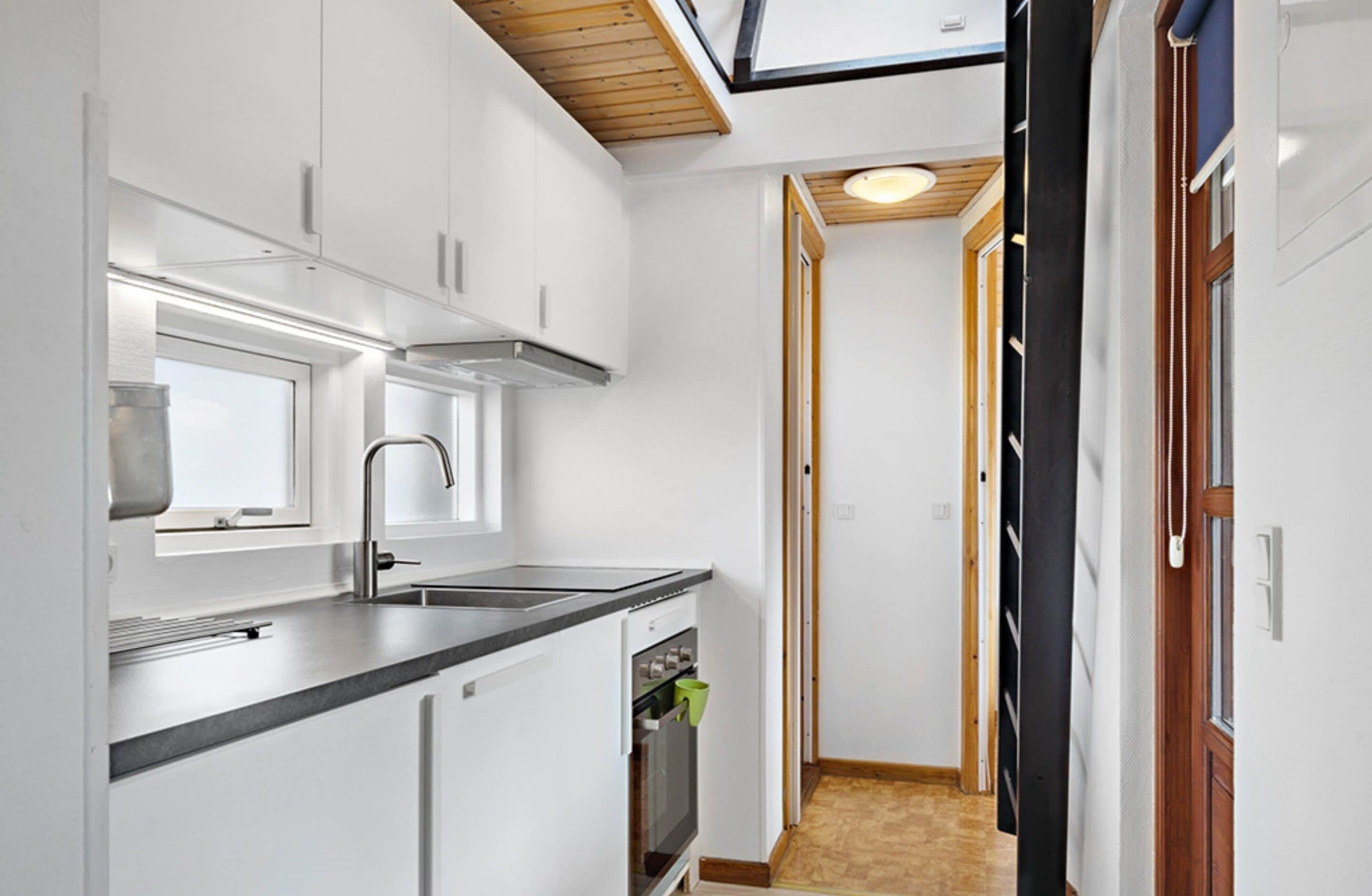 Cabaña Confort | Cocina privada | Refrigerador, microondas, parrilla de estufa y tetera eléctrica 