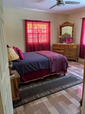 3 bedrooms, iron/ironing board, free WiFi, bed sheets - Boston Bay, Portland Cozy Corner (Boston Bay)