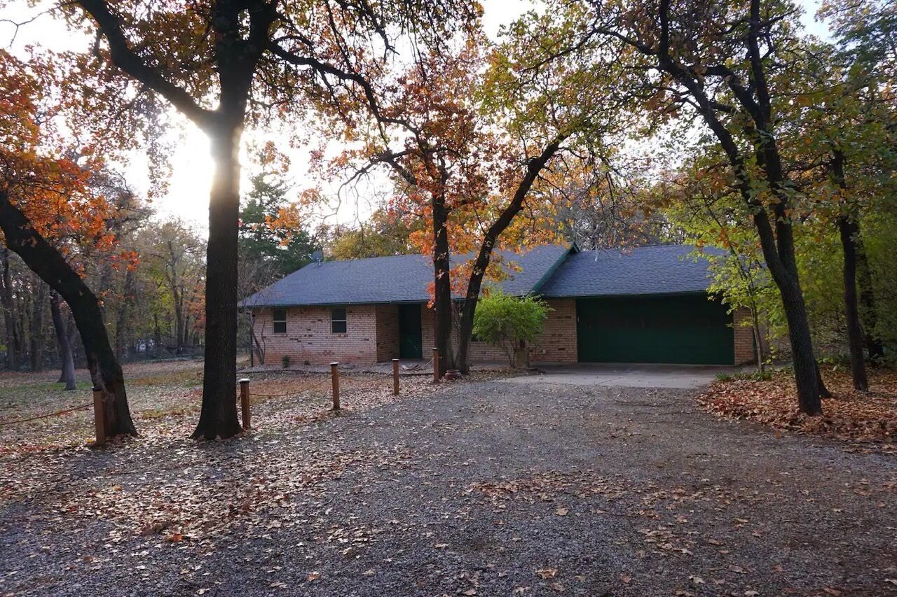 Peaceful Home Between Edmond & Guthrie + Minutes Away From I35 & Lazy E Arena