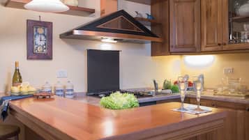 Frigorifero, forno, piano cottura, lavastoviglie