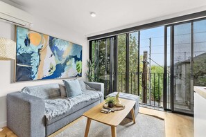 TV - Contemporary 1-Bed in the Heart of St Kilda (St Kilda)