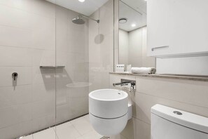 Douche, sèche-cheveux, serviettes fournies