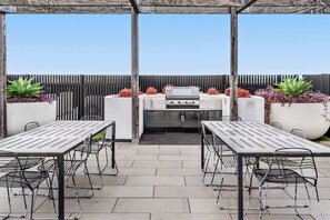Outdoor dining - Contemporary 1-Bed in the Heart of St Kilda (St Kilda)