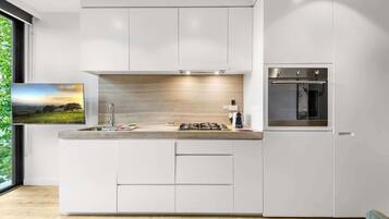 Coffee/tea maker, fridge, microwave, oven