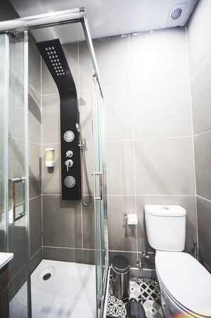 Dusche, Haartrockner, Handtücher, Seife