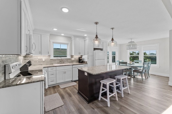 Kylskåp, mikrovågsugn, ugn och spishäll