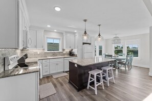 Réfrigérateur, four à micro-ondes, un four, surface de cuisson