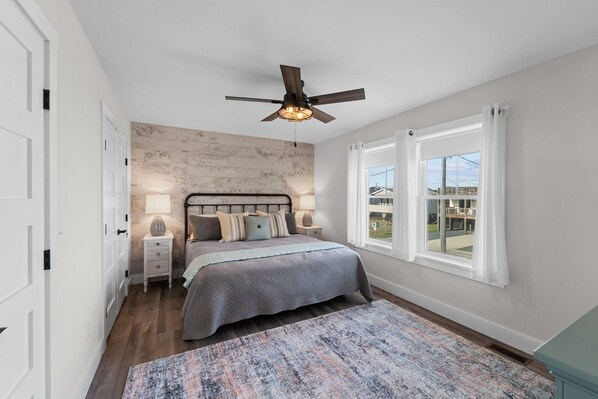 3 chambres, bureau, fer et planche à repasser, lit de bébé portatif