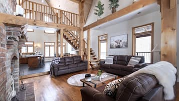 Smart TV, chimenea y futbolito