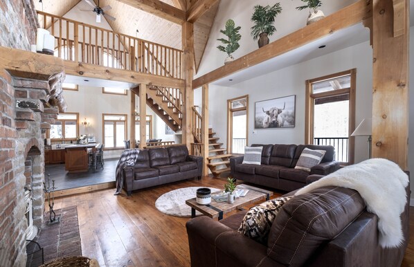 Smart TV, fireplace, foosball - Luxury Chalet in the Woods w/ Pool & Hot Tub, Near Wasaga Beach & Blue Mountain! (Minesing)