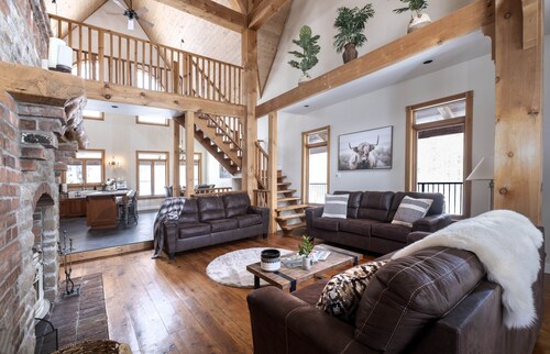 Luxury Chalet in the Woods w/ Pool & Hot Tub, Near Wasaga Beach & Blue Mountain!