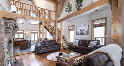 Luxury Chalet in the Woods w/ Pool & Hot Tub, Near Wasaga Beach & Blue Mountain!