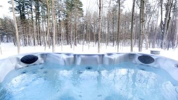 Tina de hidromasaje al aire libre
