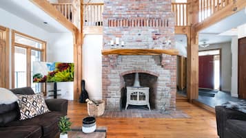 Smart TV, chimenea y futbolito