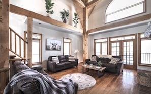 Smart TV, fireplace, foosball - Luxury Chalet in the Woods w/ Pool & Hot Tub, Near Wasaga Beach & Blue Mountain! (Minesing)