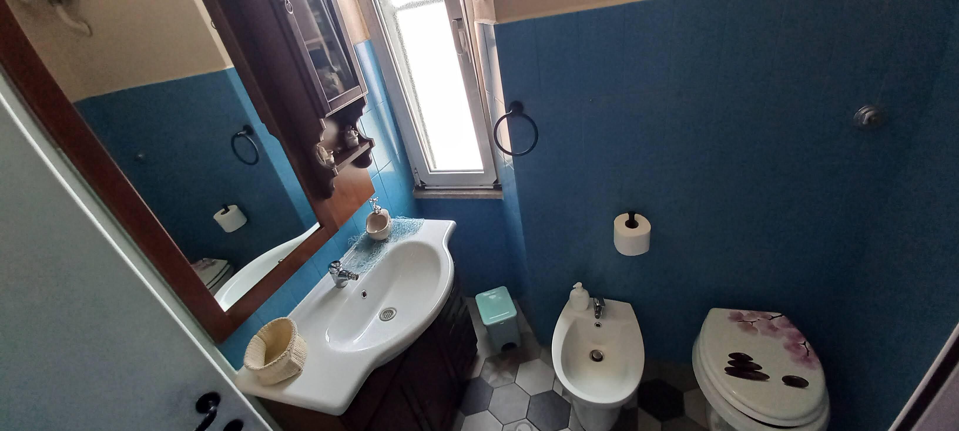 Regadera, secadora de cabello, bidet, toallas 