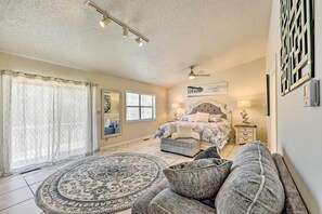 3 bedrooms, iron/ironing board, WiFi, bed sheets - Private Pool: Lakefront Home in Hot Springs! (Hot Springs)