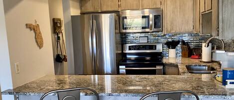 Réfrigérateur, micro-ondes, four, plaque de cuisson