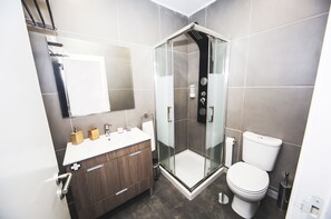 Dusche, Haartrockner, Handtücher, Seife