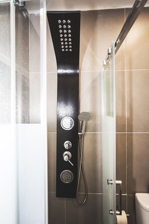 Shower, hair dryer, towels, soap - Brand NEW Designer Home * In The ♥ Of Porto* (Porto)