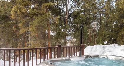 Fraser Pet-Friendly Condo with Hot Tub